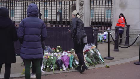 Los-Dolientes-Del-Palacio-De-Buckingham-Se-Reúnen-Y-Miran-Las-Flores,-El-Día-Después-De-La-Muerte-Del-Príncipe-Felipe,-Duque-De-Edimburgo,-Sábado-10-De-Abril-De-2021---Londres,-Reino-Unido