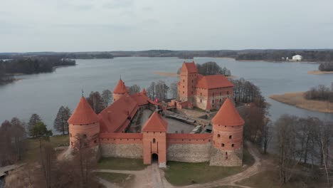 Antena:-Castillo-De-La-Isla-Trakai-En-Un-Aburrido-Y-Nublado-Día-De-Primavera-Con-La-Superficie-Del-Lago-Ondeando-Por-El-Fuerte-Viento