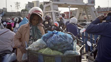 Mujer-Transportando-Verduras-En-Ferry