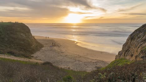 Zeitraffer:-Malerischer-Sonnenuntergang-Zwischen-Klippen,-Meer-Und-Wellen