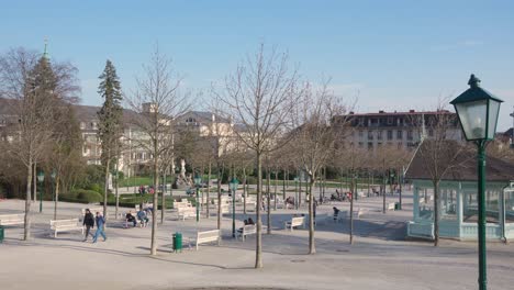 Lockdown-In-Österreich---Menschen-Genießen-Den-Ersten-Warmen-Frühlingstag-Im-Park-In-Baden-Bei-Wien