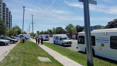 Ambulancias-Paramédicas-De-Toronto-Y-Camiones-De-Bomberos-Estacionados-En-Las-Carreteras-En-Ontario,-Canadá-Durante-La-Pandemia-De-Covid-19