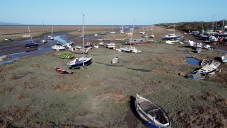 Verschiedene-Gestrandete,-Verankerte-Fischerboote,-Werft,-Im-Sumpfschlamm,-Ebbe,-Küstenlinie,-Luftüberführungsansicht