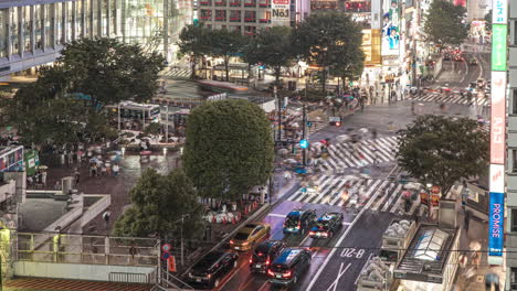 Vorbeifahrender-Zug-Am-Bahnhof-Jr.-Shibuya-Mit-Der-Berühmten-Kreuzung-Der-Shibuya-Kreuzung-In-Tokio,-Japan