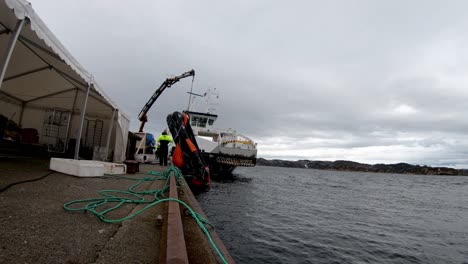 La-Balsa-Salvavidas-De-Los-Barcos-Está-Siendo-Izada-Por-Una-Grúa-Después-De-Completar-El-Simulacro-De-Abandono-Del-Barco