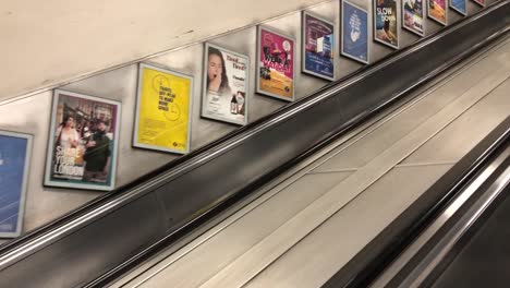 Train-pulls-into-the-Tower-Hill-tube-station-in-central-London,-UK