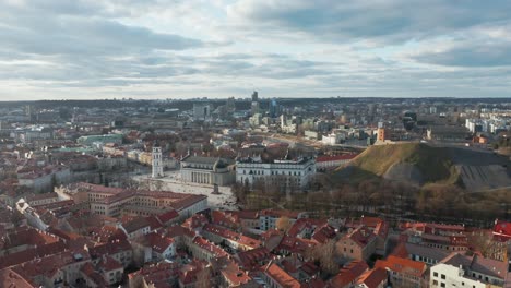 Aéreo:-Casco-Antiguo-De-Vilnius-Durante-La-Primavera-En-Una-Hermosa-Tarde-Encantadora