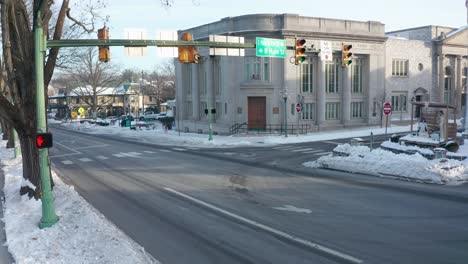 Während-Der-Weihnachtswintersaison-Fließt-Der-Verkehr-Durch-Eine-Kleine-Amerikanische-Stadt