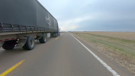 Standpunkt-Beim-Fahren-Auf-Einem-Geraden-Abschnitt-Der-Landstraße-Wird-Das-Fahrzeug-Von-Einem-Großen-Blauen-Sattelschlepper-überholt