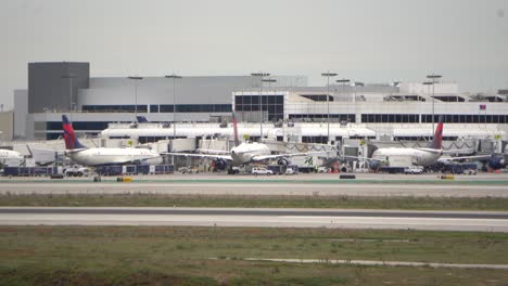 Time-lapse-De-Vuelos-Que-Llegan-Y-Salen-Del-Aeropuerto