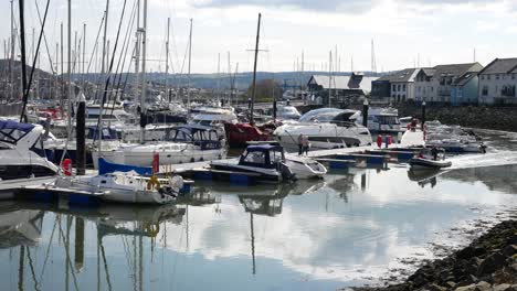 Equipo-Deportivo-De-Carreras-Bote-Bote-Crucero-A-Través-De-Sunny-Conwy-Marina-Yates-De-Lujo-Frente-Al-Mar-Del-Norte-De-Gales