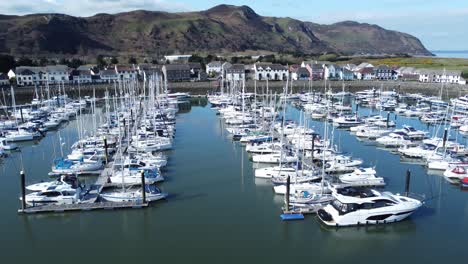 Luxusyachten-Und-Segelboote-Vertäut-In-Conwy-Marina-Mountain-Waterfront-Luftbild-Slow-Dolly-Linke-Ansicht-Nordwales