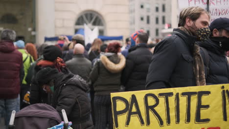 Hombre-Enmascarado-Sostiene-Un-Cartel-De-Protesta-Durante-Una-Manifestación-Por-El-Trabajo-En-La-Plaza-De-Milán