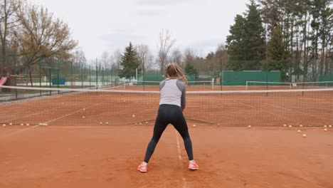 Vista-Trasera-Que-Muestra-A-La-Tenista-Defendiendo-Varias-Pelotas-Cerca-De-La-Red-Durante-El-Entrenamiento