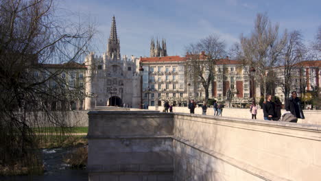 Arco-Santa-Maria-Und-Santa-Maria-Bridge,-Burgos,-Spanien,-Weitwinkelaufnahme-In-Zeitlupe