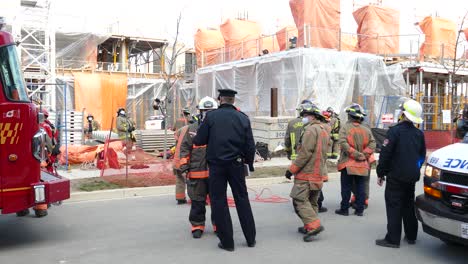 Equipo-De-Fuerzas-De-Emergencia-Y-Escena-Del-Accidente-En-Un-Día-Soleado