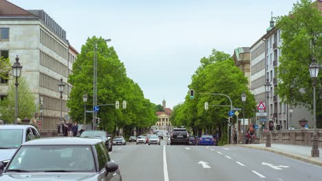 Lapso-De-Tiempo-Del-Tráfico-Por-Carretera-En-Verano-En-El-Centro-De-Munich