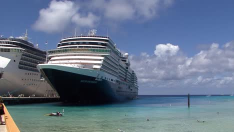 Das-Neue-Amsterdamer-Kreuzfahrtschiff-Legte-In-Grand-Turk,-Den-Turks--Und-Caicosinseln-An