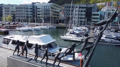 La-Estatua-Vida,-Juego-Y-Sueños-De-Arne-Mæland-En-Solheimsviken---Bergen,-Noruega