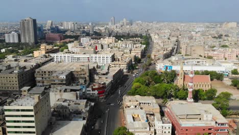 Antena-Sobre-Autovía-Con-Tráfico-En-La-Ciudad-De-Karachi