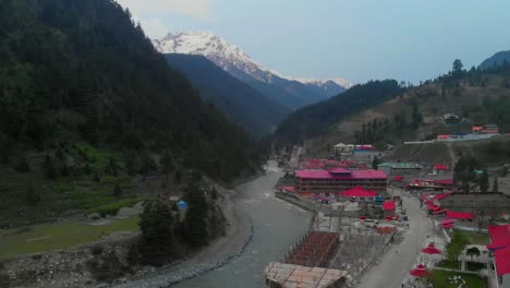 Vista-Aérea-Del-Nuevo-Hotel-Luna-De-Miel-Al-Lado-Del-Río-Swat-En-Kalam-En-Pakistán