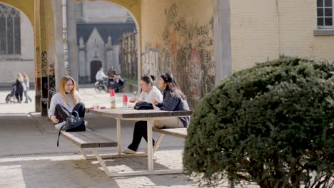 Chicas-Jóvenes-Divertidas-Cotilleando-Y-Compartiendo-Secretos-En-Un-Lugar-Religioso-Urbano---Cámara-Lenta