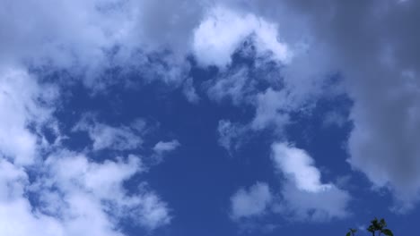 Cúmulos-Formados-En-El-Cielo-Azul-Durante-El-Día