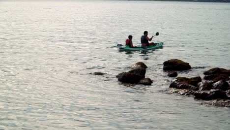 Zwei-Erfahrene-Männer-Genießen-Kajakfahren-Im-Meer-Nahe-Der-Felsigen-Küste-Von-Praia-Da-Sepultura,-Brasilien