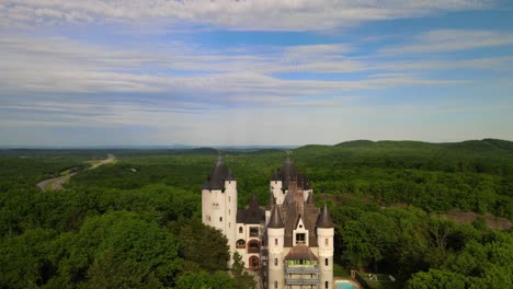 Volando-Hacia-Y-A-Través-Del-Castillo-Gwynn-Ubicado-En-Arrington,-Tennesse