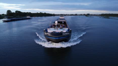 Binnenschiff-Von-Panerai-Segelt-Durch-Die-Alte-Maas-In-Barendrecht,-Niederlande