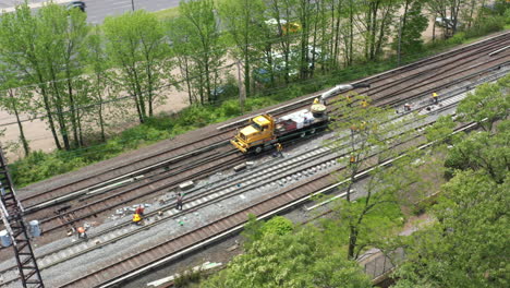 Eine-Luftaufnahme-Von-Arbeitern,-Die-An-Einem-Sonnigen-Morgen-Bahngleise-Reparieren