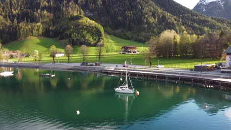 Pequeño-Yate-En-El-Lago-Alpino-En-El-Pequeño-Pueblo-Tirolés-Pertisau