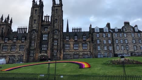 „Regenbogen-Der-Hoffnung“-Blumenregenbogen-In-Edinburgh-Mit-Vorbeifahrendem-Auto