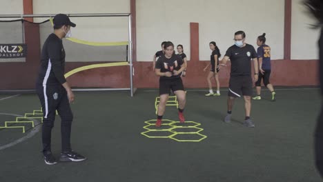 Un-Jugador-De-Fútbol-En-Una-Escalera-Hexagonal-De-Entrenamiento-De-Velocidad-Y-Agilidad-En-El-Campo