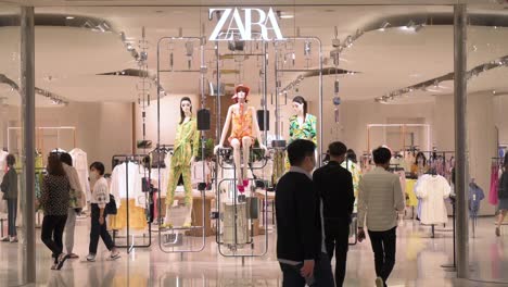 Los-Compradores-Son-Vistos-En-La-Empresa-Multinacional-Española-De-Diseño-De-Ropa-Por-Inditex,-Tienda-Zara-En-Hong-Kong