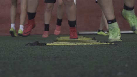 Un-Jugador-De-Fútbol-En-Una-Escalera-Hexagonal-De-Entrenamiento-De-Velocidad-Y-Agilidad-En-El-Campo