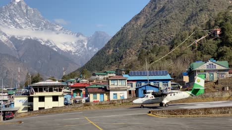 Lukla,-Nepal---9-De-Marzo-De-2021:-Un-Avión-Que-Llega-Al-Aeropuerto-De-Lukla-En-Las-Montañas-Del-Himalaya-De-Nepal