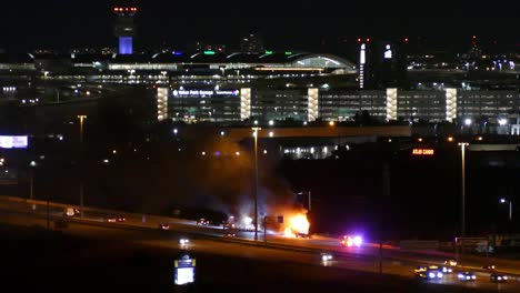 Incendio-De-Coche-Enorme-En-La-Carretera-Por-La-Noche