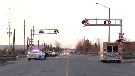 Personal-De-Emergencia-A-Lo-Largo-De-La-Carretera-En-Un-Cruce-De-Trenes