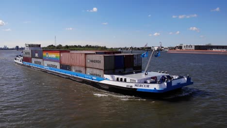 Buque-De-Carga-Cargado-Con-Contenedores-De-Envío-Que-Navegan-En-La-Vía-Fluvial-Cerca-De-Kinderdijk-En-Molenlanden,-Países-Bajos