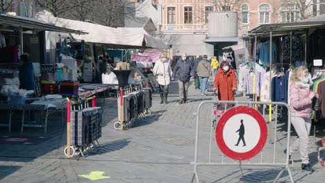 Mercado-Semanal-En-La-Plaza-Ladeuze-En-Lovaina-En-Un-Día-Soleado