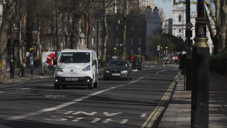 Furgonetas-De-Reparto-Circulando-Por-Millbank-Road-En-Londres