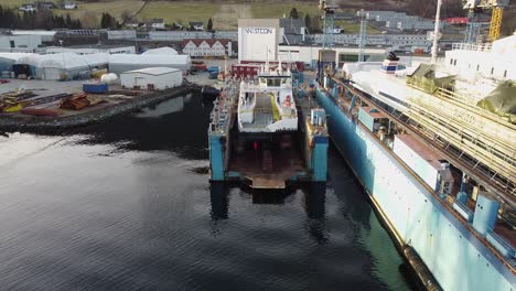 Dos-Transbordadores-Eléctricos-En-Dique-Seco-En-Westcon-Yards-ølensvåg-Noruega--De-Cerca-A-Lejos-Revelando-La-Plataforma-De-Perforación,-El-Transbordador-Eléctrico-Más-Grande-Del-Mundo-Basto-Y-El-Transbordador-De-Hidrógeno-Hydra