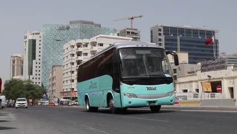 Karwa-Bus-Des-öffentlichen-Nahverkehrs-Fährt-An-Der-Straße-Vorbei