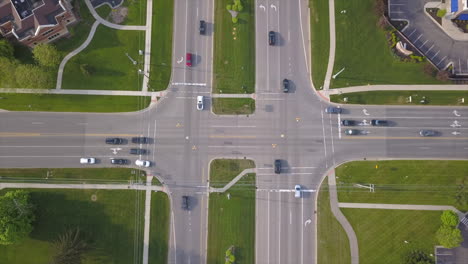 Toma-Aérea-De-Drones-De-Una-Intersección-Concurrida---Volar-Hacia-Abajo