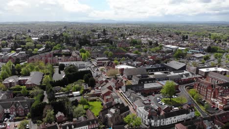 El-Clima-Primaveral-Trae-Los-Frondosos-árboles-Verdes-En-El-Droitwich-Spa-Worcestershire,-Reino-Unido,-10