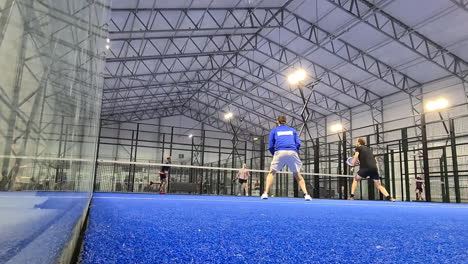 Männliche-Freunde-Spielen-Padel-Tennis,-Gemeinsame-Freizeit-Am-Wochenende,-Niedriger-Winkel