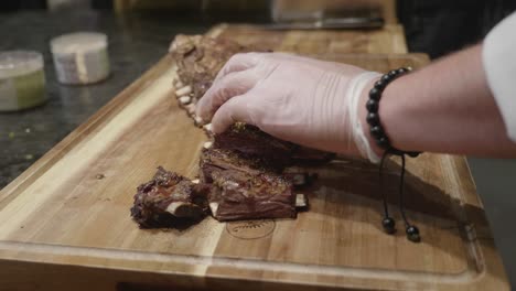 Cortar-Costillas-De-Ternera-En-Una-Tabla-Cortada-De-Madera-En-Un-Evento-De-Degustación-De-Carne