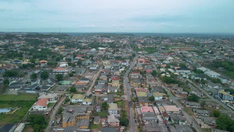 Abeokuta,-Estado-De-Ogun---Nigeria---10-De-Junio-De-2021:-Paisaje-Urbano-De-La-Ciudad-De-Abeokuta,-Red-De-Transporte-Y-Techos-Viejos-Marrones