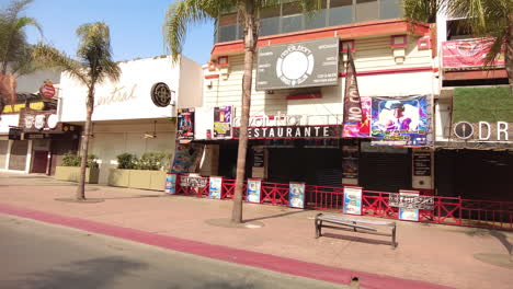 Panorama-Der-Restaurantfassade-In-Der-Avenida-Revolucion,-Tijuana,-Mexiko